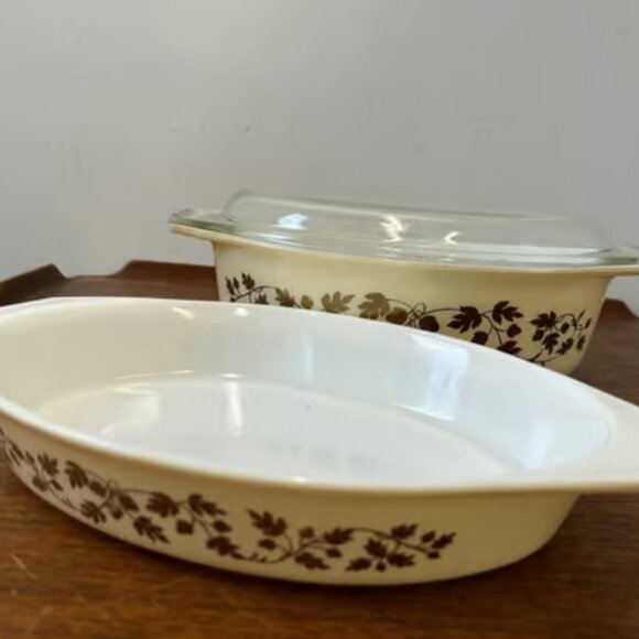 PYREX Golden Acorn Casserole Set of 2 with Lid - Picture 2 of 10